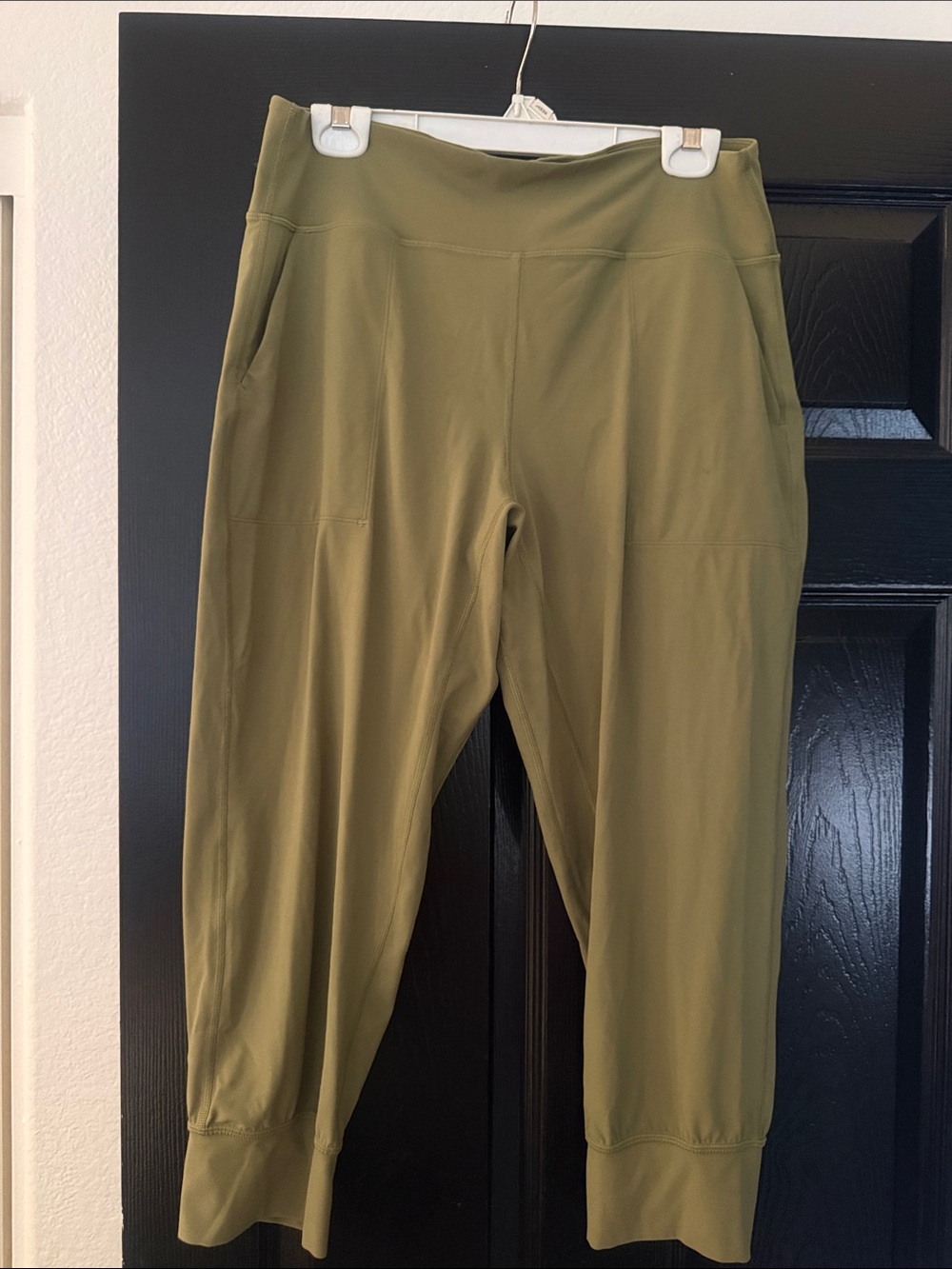 Lululemon Women’s Olive Green Cropped Pants